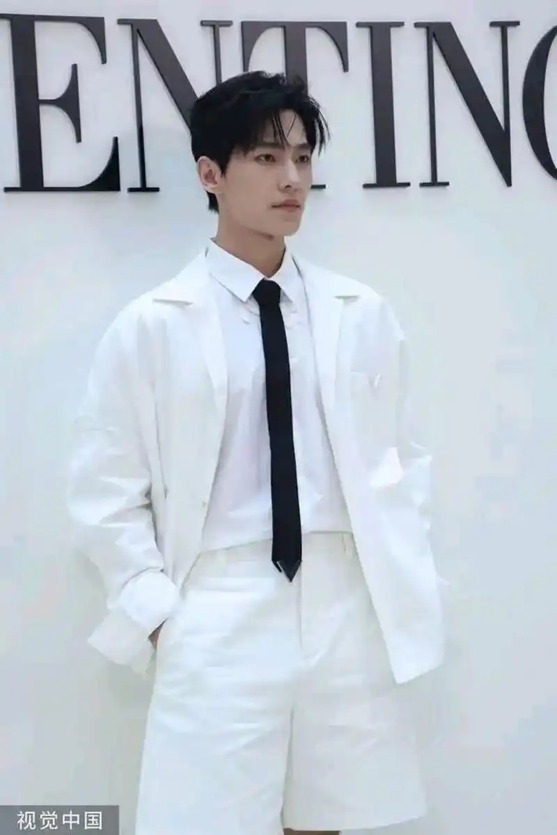杨洋穿白西装出席活动,手插口袋气宇非凡骨相优越 杨洋作为一位知名的