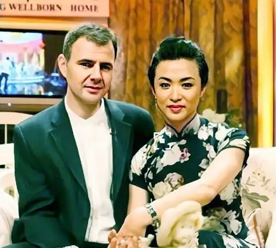 恭喜56岁金星宣布再婚发文时间暗藏玄机全身穿金戴银好贵气