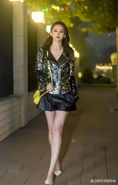 刘亦菲一袭黑色连衣裙,衣领一圈珍珠与裙子周围随意一排珍珠很相呼应.