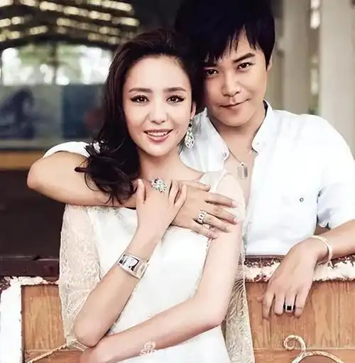 女方穿露脐装嘟嘴索吻,丫丫复婚无望|杨幂|编剧|佟丽娅|王宝强|刘昊然