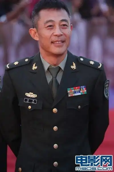 侯勇身着军装潇洒亮相