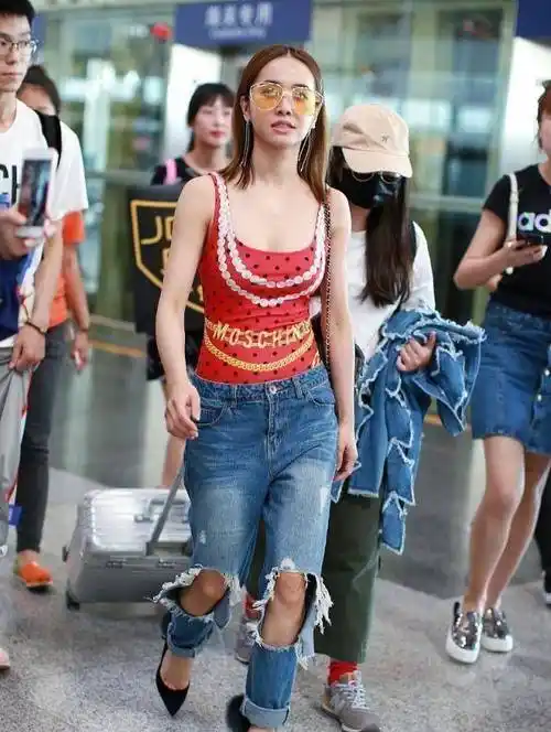 原创蔡依林新下装不见了look白衬衫牛仔短裤过膝长靴好撩人