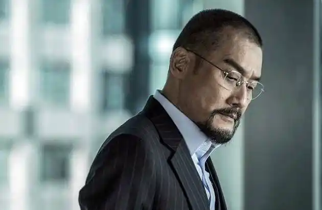 "千面影帝"梁家辉,与妻子结婚30多年0绯闻,还为家中保姆贴心治病_因为