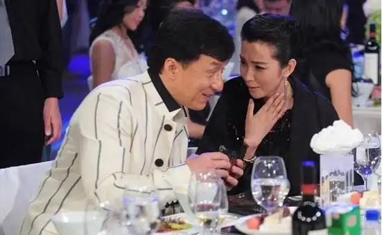 成龙李冰冰慈善夜喊价传情让林凤娇情何以堪?