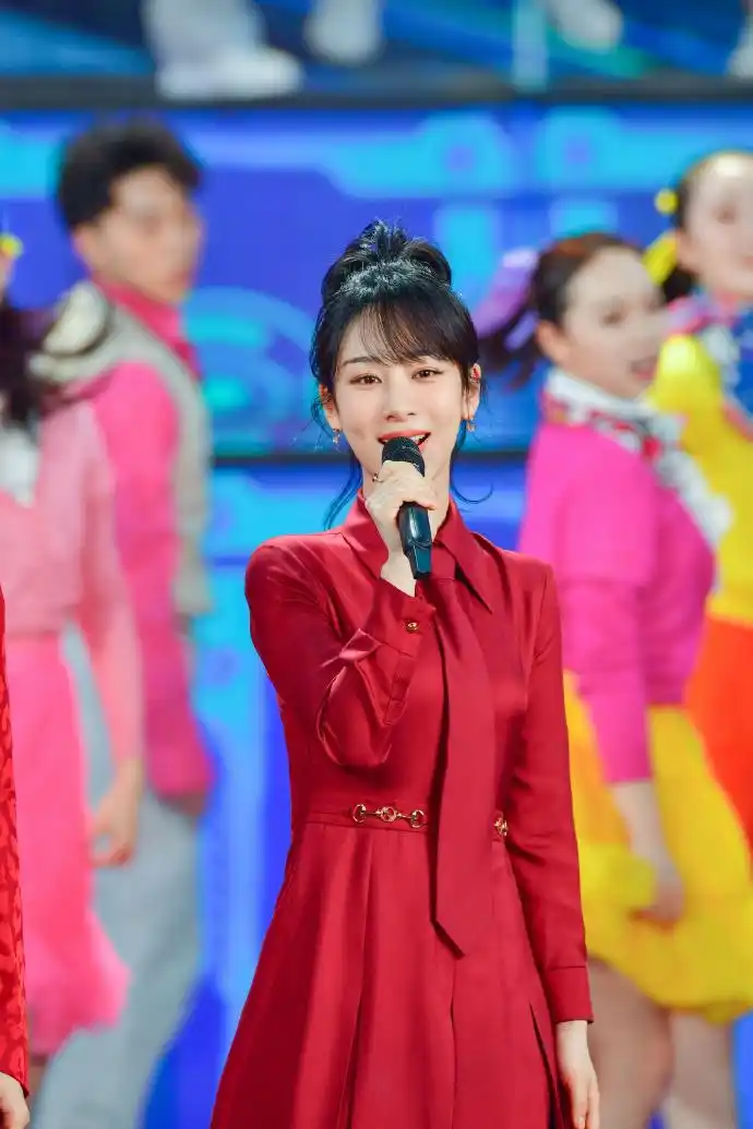 杨紫四登春晚舞台红衣紫青春洋溢献唱再次相约二十年