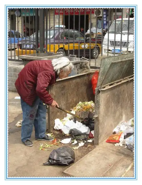 捡塑料矿泉水瓶子的85岁老人