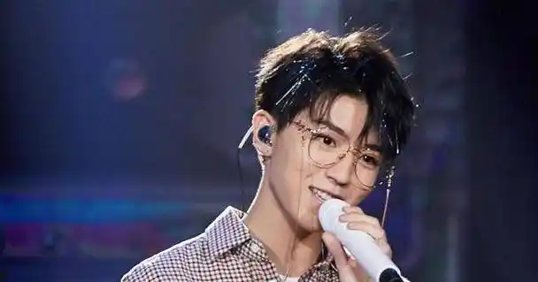 原创法定结婚年龄男方22岁王俊凯还差两年怎么能在两年内追上他