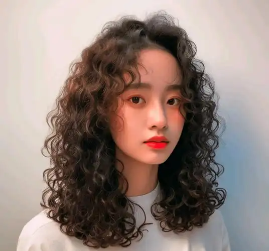 冬天发型不论怎么烫,最美还是羊毛卷全头烫,蓬松瘦脸还保暖_头发_脸部