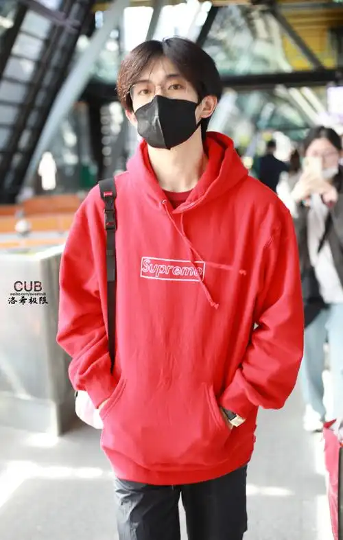 易烊千玺红色卫衣男大风##易烊千玺男大回国##易烊千玺回国