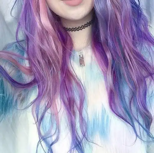 蓝绿紫渐变芋头色是在紫色中加入银灰色调,整体tone down了许多,给人