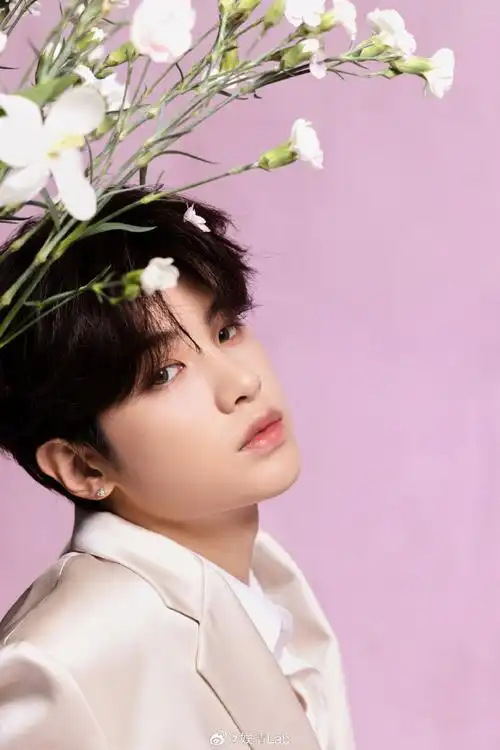 黄明昊花团锦簇写真##黄明昊白西装