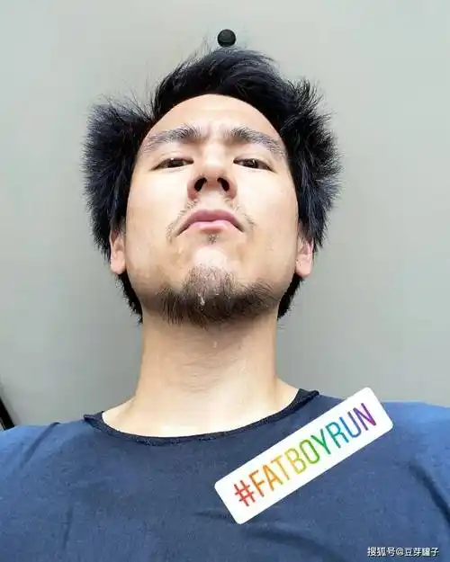 彭于晏「死亡视角」零偶像包袱自拍:满脸皱纹 肥肉,型男变大叔_照片