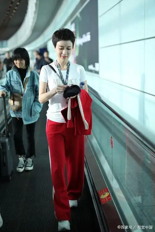 女星金巧巧现身机场,肌肤紧致一身红白搭配,简约不失质感