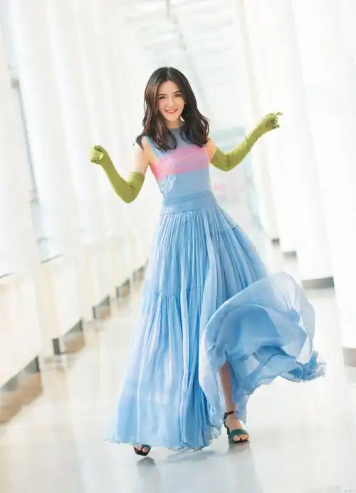 谢娜再曝花絮写真 长裙舞动宛若快乐精灵