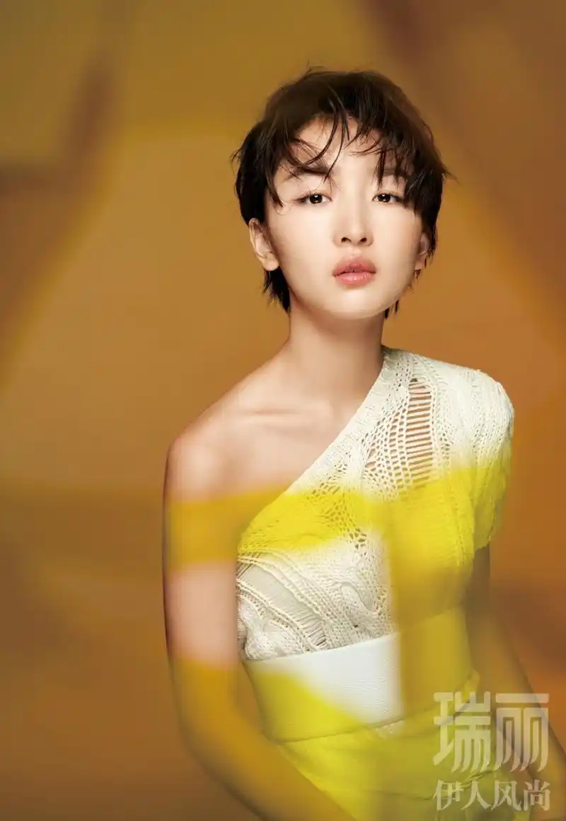 周冬雨示范初春穿搭清新可人短发潇洒俏皮