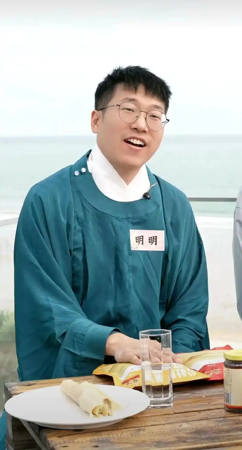 明明:"世界上有两个我,一个滔滔不绝卷职场,梦想飞扬;一个内 - 抖音