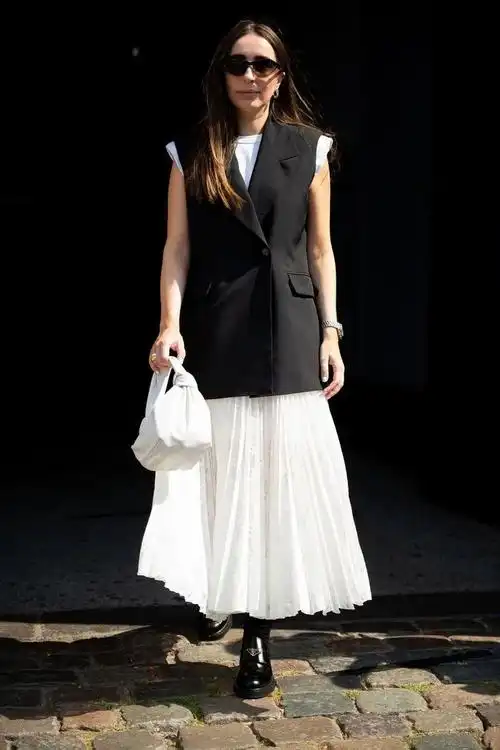 从夏天火到秋天的乐福鞋,搭配裙子,帅气之余多了几分正式,精致感,很多