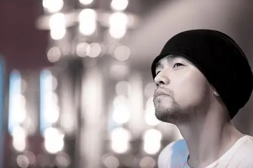 周杰伦 侧脸~我是他经济人的助手的朋友的哥们