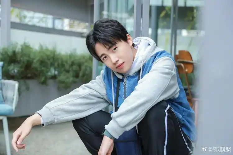 郭麒麟7015你      我会打领带!