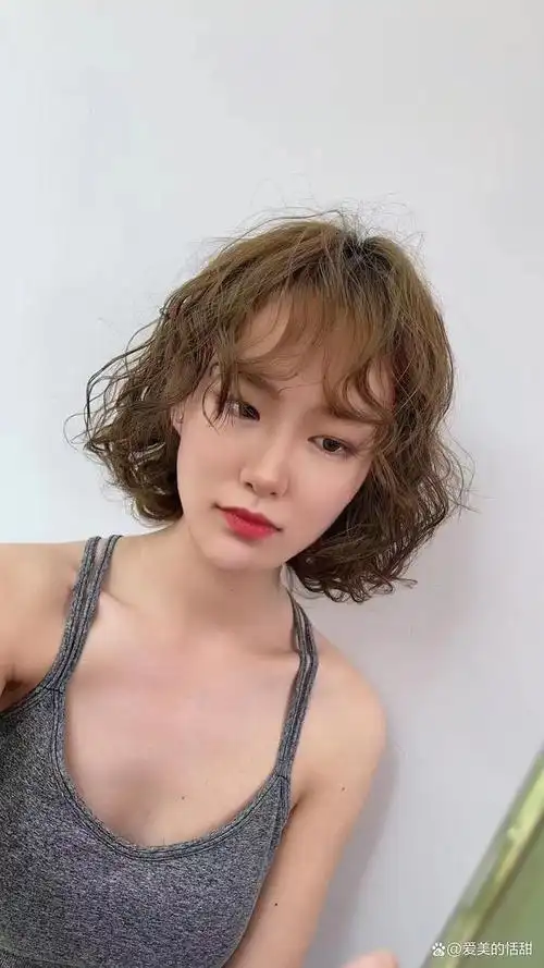 适合自然卷女孩的两款发型