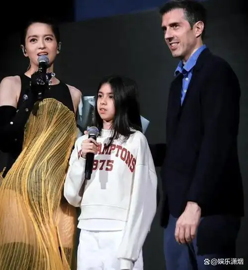 梁咏琪一家颜值逆天外国老公帅气引人关注女儿身高瞩目