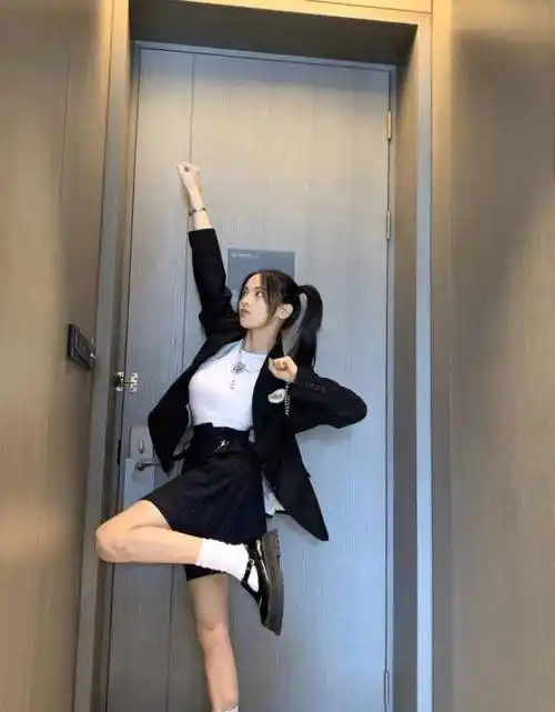 杨超越综艺感太强,帮邓伦换鱼直接拔头发,锦鲤到底有多耿直?