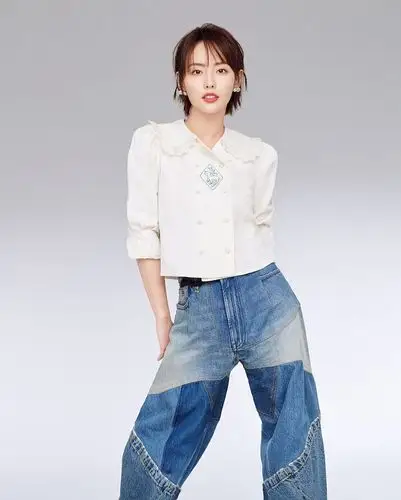 张嘉倪清爽简洁的短发搭配白衣牛仔裤尽显干练气质