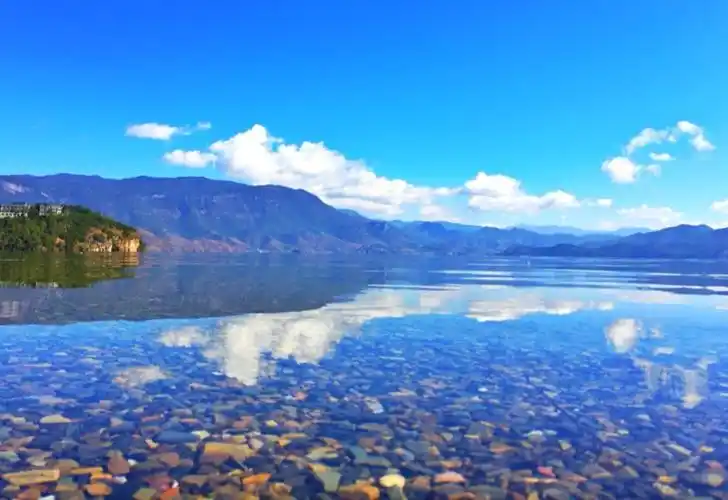 泸沽湖的河水清澈见底,水底的彩色鹅卵石淸晰可见.