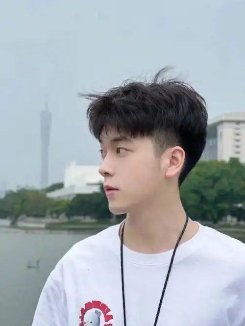 清爽的男生发型两鬓用剪刀剪短,不用推子推的很短长的头发距离耳朵两