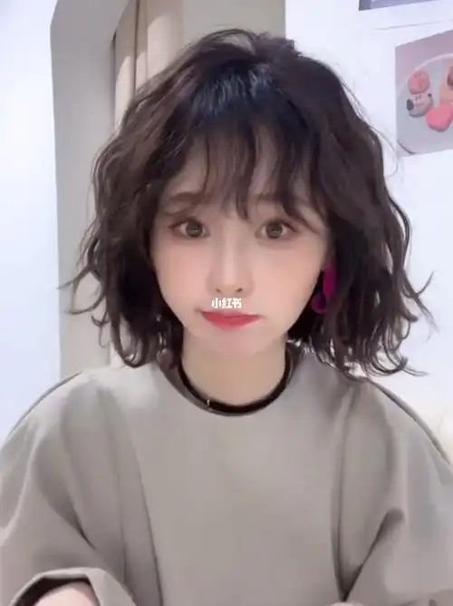 中短发蛋卷头圆脸女生必备蓬松显发量