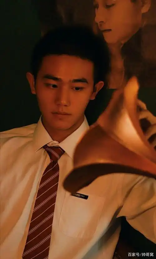 青春朝气,阳光帅气,白衬衫打领带的小哥哥,显酷有型更加有气质