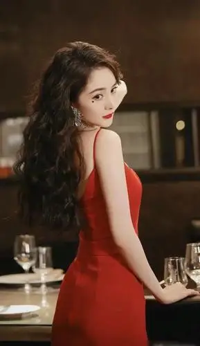 年末将至,女明星中的发型流行起了卷发?