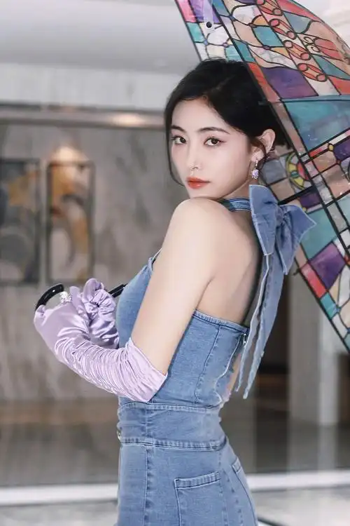 许佳琪今日造型,露背牛仔套装好美好显身材啊大长腿要不要这么亮眼呢