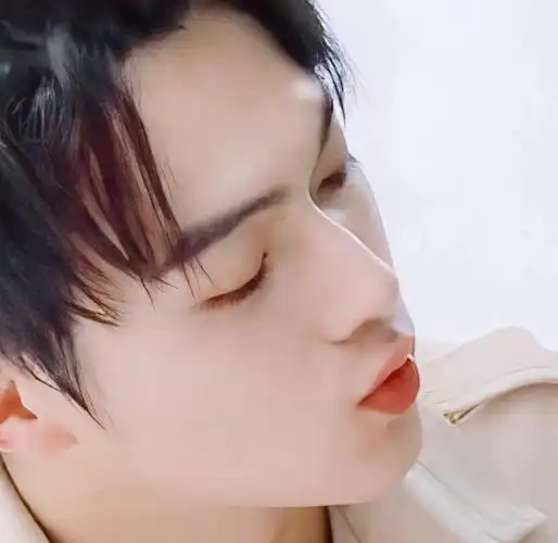 许凯的嘴巴总是水嘟嘟的看上去很q弹