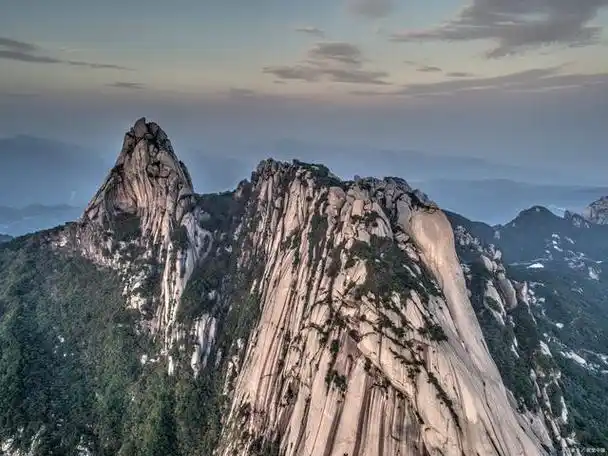 安徽的天柱山风景区位于安庆市,是中国著名的旅游胜地之一.