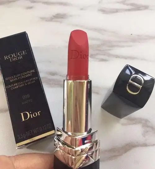 迪奥999哑光口红,滋润不拔干,显白很百搭,用过的人都喜欢