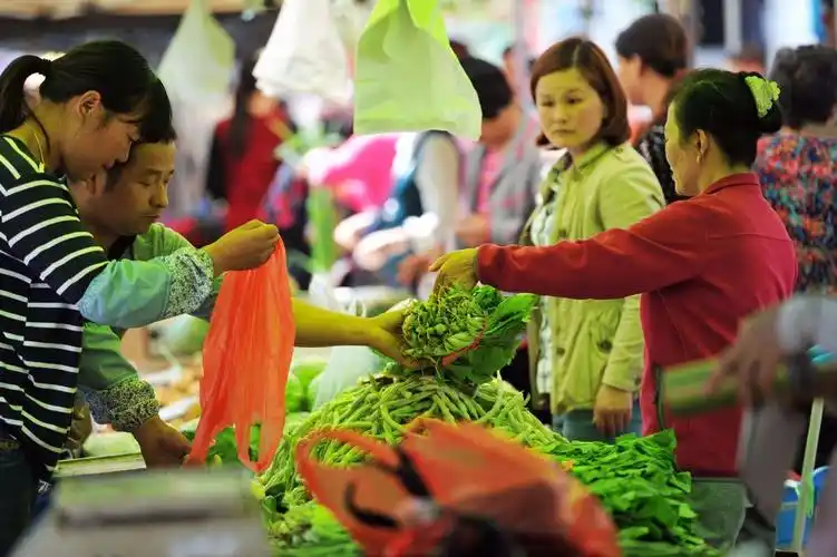 初夏北方农村大集 风情万种 蔬菜水果衣物应有尽有 更有儿时记忆