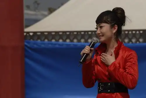 昨天电视里放大卫 龚仁龙了 老婆比女儿还小啊?