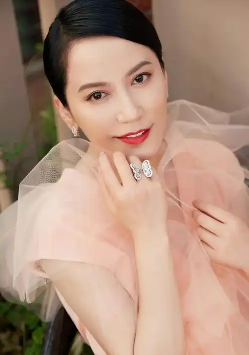 端庄优雅的俞飞鸿,楚楚动人,楚楚动人的写真照!__财经头条