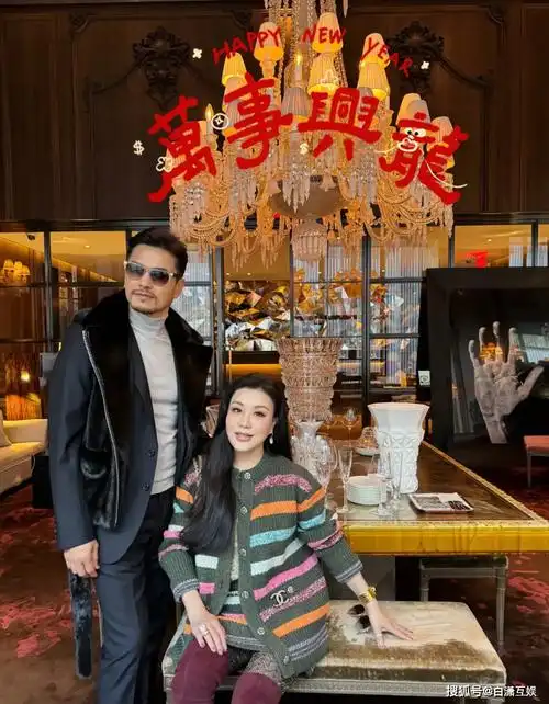 68岁吕良伟晒和53岁妻子新年合影,身穿黑色西装看不出实际年龄_爱情