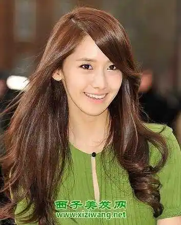 韩国人气女明星林允儿的这款深栗色的斜刘海长发波浪卷发发型,将精致