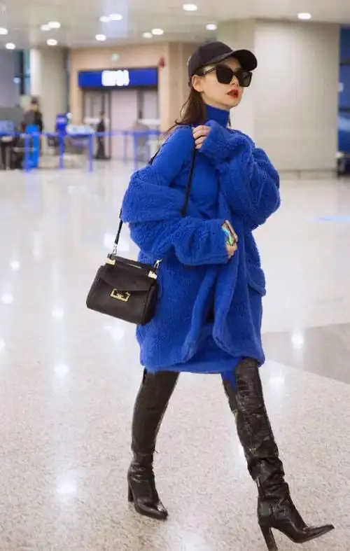 戚薇机场街拍超有范皮毛外套搭牛仔裤时髦与温度兼具