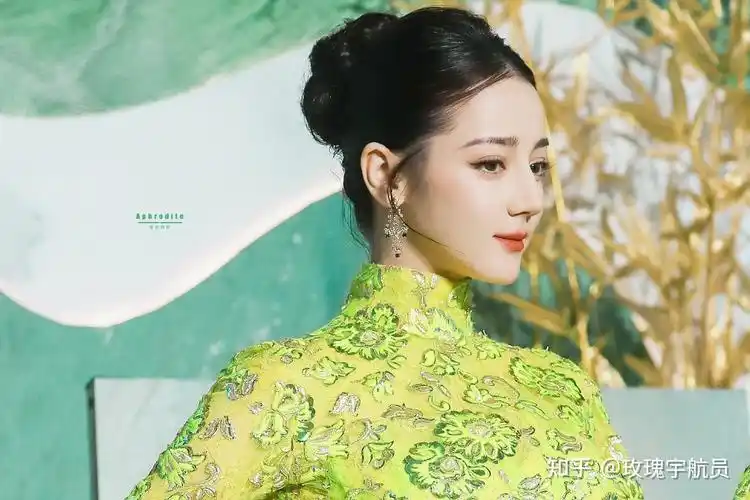 求一些迪丽热巴的旗袍造型? - 知乎