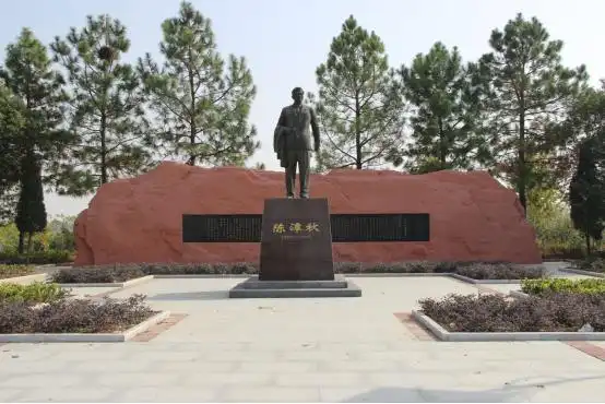 陈潭秋烈士铜像广场欣赏百花争妍,重温红色记忆,就来陈策楼村吧~~~谁