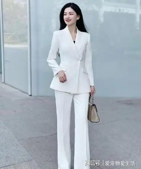 白色小西装怎么搭配裤子?