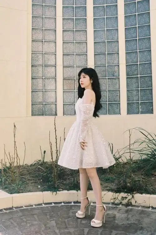 身高153的赖美云好会穿一袭抹胸短裙穿出好比例小个子学着点