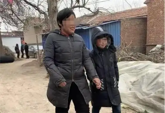 1993年燕志云虐女案滚油灌嘴纱线封口出狱掘坟踩女儿骨灰泄愤