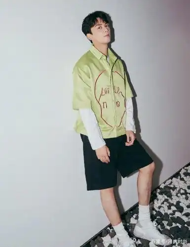 吴磊对自己身材倒是很自信,把显胖白袜穿上,这腿长确定真实存在