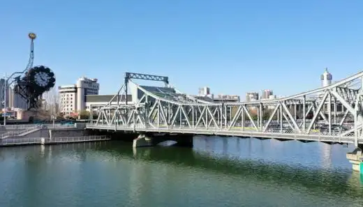 这是天津海河上的解放桥一景.