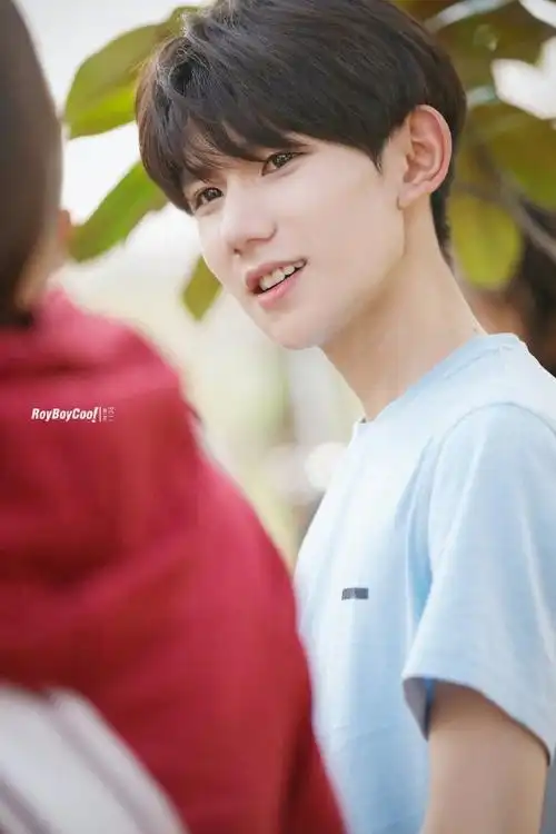 笑起来如沐春风的爱豆#"被你甜甜的笑给打败"王源的笑一直是甜甜的